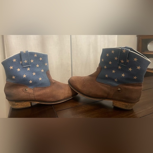 Women's patriotic ankle boots
Size 12 - Picture 3 of 6